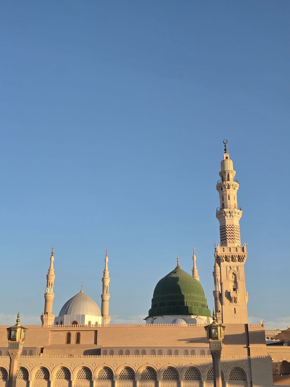 أنزل جدة ولا المدينة؟ مقارنة كاملة